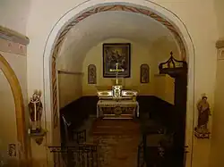 Le chœur est orné d'un autel XIXe et d'un tableau représentant l'Assomption de la Vierge.