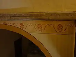 La frise ancienne évoque le pèlerinage à Saint-Jacques-de-Compostelle.