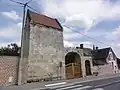 Porche de ferme avec tour.