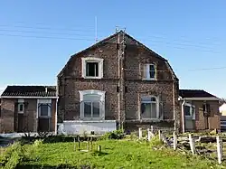 Des habitations groupées par quatre aujourd'hui détruites.
