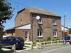 Des habitations groupées par deux.