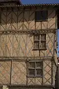 Les trois étages en pans de bois.