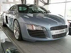 Photographie d'une voiture de sport grise.
