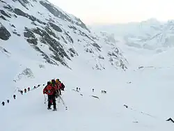Le Schnidejoch (à gauche) et la Wildhornhütte&nbsp;(en) (à droite).