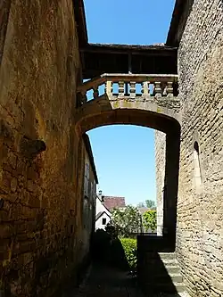 Le passage entre l'église et le presbytère.