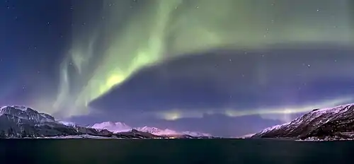 Vue du fjord sous les  aurores boréales.