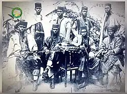 Voici le Mouvement des jeunes sénégalais intitulé "Aurore de Saint-Louis". C'est le premier groupe de revendications politique né en Afrique sous domination française. Au 1er rang assis. Abdoulaye Boye - Alioune Marius Ndoye - Baka Diop - Youssoupha Camara. Au 2e rang. Badara Ndiaye Mame Penda - Alpha Ndiaye - Pape Mar Diop - Lamine Coura Guèye.