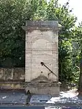 Une fontaine ancienne dans la rue principale (sept.&nbsp;2009)