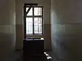 L'une des deux potences mobiles qui se trouvaient dans la cour