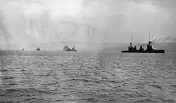 L'escadron australien entrant dans le port de Simpson, à Rabaul, en septembre 1914.