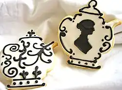 Glaçage noir et blanc sur des biscuits.