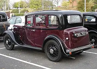 Berline "Light Twelve-Six Ascot" et compartiment à roue de secours de 1935, et roues Magna.