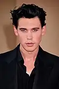 Austin Butler interprète Sebastian.
