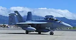 Photographie d'un avion, au sol.