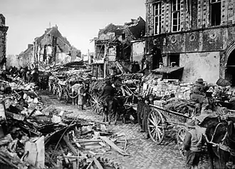 Les chariots de transport australiens dans une rue en ruines, avril 1917, Mémorial australien de la guerre.