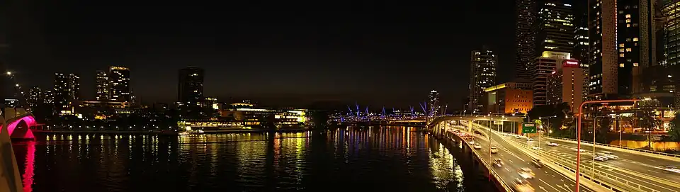 Vue de Brisbane de nuit, depuis le Victoria Bridge.