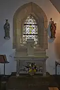 Autel encadré par les deux statues