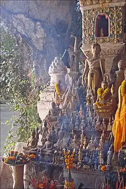 Autel à Bouddha dans la grotte du bas de Pak Ou, Laos.
