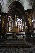 L'autel entouré de deux piliers décorés,