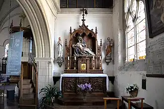 L'autel et le retable secondaires de l'église Saint-Germain.