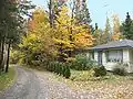 Un petit chalet en automne.