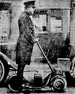 Un Autoped utilisé par un agent de la circulation à Newark, New Jersey, 1922