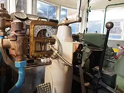 Poste de conduite avant avec le moteur à droite.