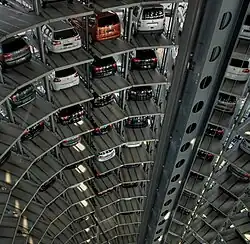Intérieur du bâtiment avec les ascenseurs à voiture.