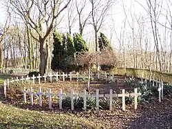 Croix dans le cimetière français à Auvelais.