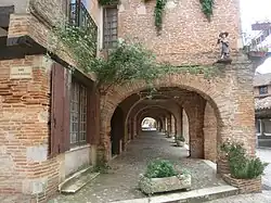 Place de la Halle aux Grains: passage voûté.