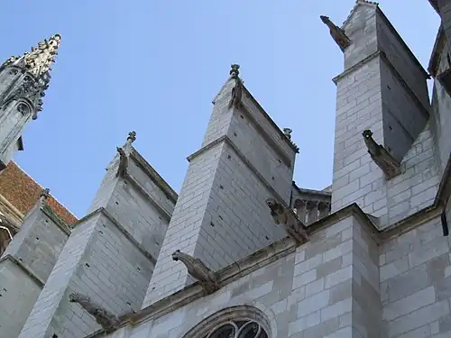 Culées des arcs-boutants de la face nord de la nef, et leurs gargouilles.Les chéneaux d'évacuation des eaux contournent les culées.