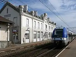 Bâtiment voyageurs d'Auxonne avec un XTER St Claude-Dijon.