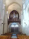 L'entrée avec la tribune et l'orgue.