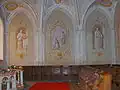 La chapelle et les peintures en trompe-l'œil.