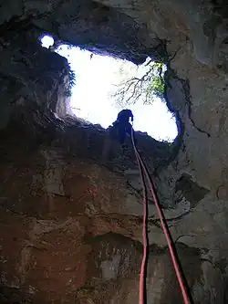 Descente dans un aven, Hérault, France.