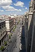Le nord de l'avenue de la Constitution vu de la cathédrale, avec l'hôtel de ville à son extrémité.