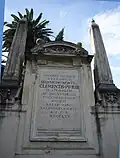 La mémoire de la rénovation de la place fixée par le Giovanni Battista Rezzonico en 1765.