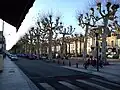 Avenue Marx-Dormoy. Vue en direction de la gare, avec le monument à Marx Dormoy.