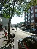 Vue de l'avenue Mont-Royal à l'ouest de la rue Saint-Denis vers l'ouest avec le mont Royal en arrière-plan, août 2005.