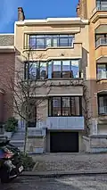 Au n° 10 une maison moderniste d'esprit Art Déco, de trois niveaux et deux travées inégales construite en 1937, signée sur le soubassement par l'architecte M. Jacobs