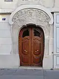 La porte de l'immeuble.
