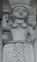 No&nbsp;42 : bas-relief sous le balcon.
