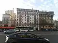 Côté des numéros pairs, donnant à gauche sur la fin du boulevard de Picpus et à droite sur la place de la Nation.