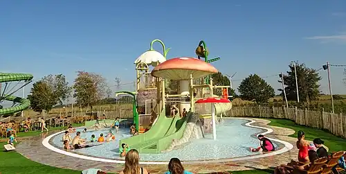 La plaine de jeux extérieure.