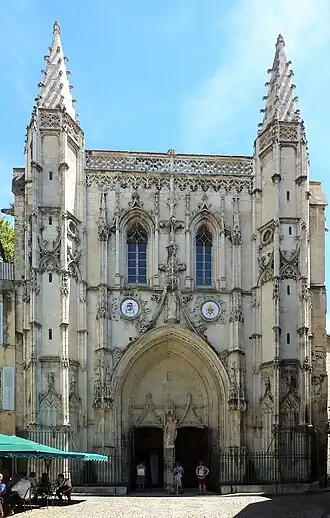 Façade de la basilique Saint-Pierre située à Avignon, dans le Vaucluse.