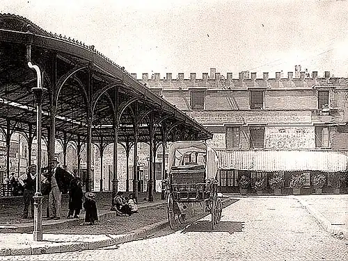 La halle de la place Saint-Jean et la livrée de Florence.