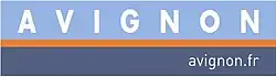 Logotype de la ville d'Avignon à partir de mai 2014, avec l'adresse du site internet de la ville « avignon.fr ».