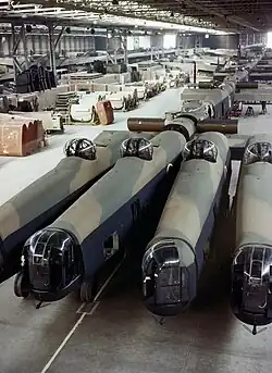 Des Avro Lancaster en construction en 1943 à l'usine A.V. Roe & Co, Ltd, à Woodford dans le Cheshire.