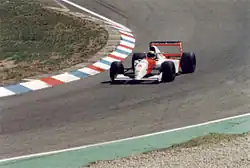 Photo de la McLaren MP4/8 de Senna, sortant d'un virage