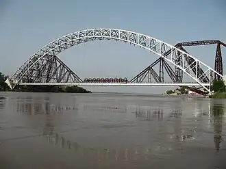 Le pont d'Ayub avec le pont Lansdowne en arrière-plan